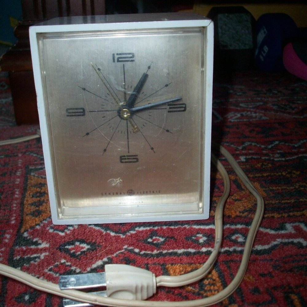 General Electric Vintage Clock Model 7350 GE Mid Century White Working TLC